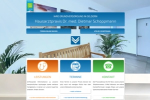 Screenshot einer Webseite mit einem Bild von einem Wartebereich mit Holzbänken und Pflanzen. Oben ist ein blauer Banner mit Text. Darunter sind drei farbige Abschnitte in Orange, Blau und Grün mit weiteren Texten.