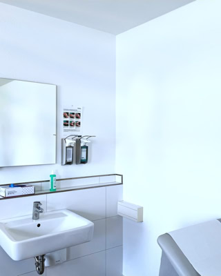 das helle ambiente der praxis unterstreicht die sauberkeit und ordnung der raeumlichkeiten, andere perspektive