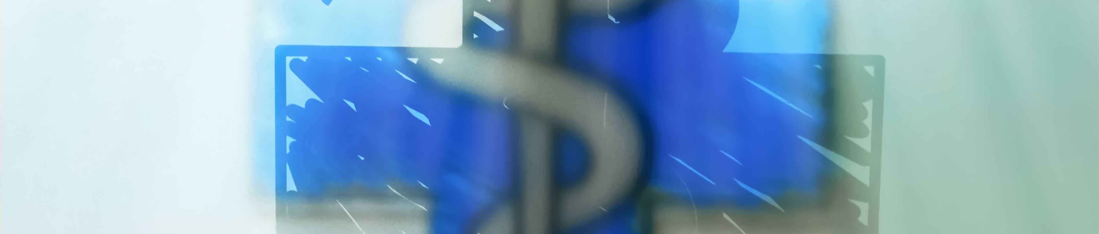 Blaues Kreuz mit einem Stab, um den sich eine Schlange windet.