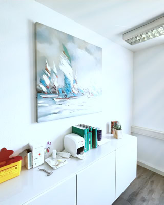 helle, freundliche praxisraeume wirken einladend und positiv, unterstuetzt druch weisse moebel und luftiges laminat