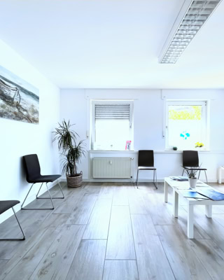 das geraeumige wartezimmer laesst aufatmen