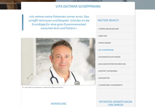 Ein Mann in einem weißen Kittel mit Stethoskop um den Hals, lächelt in die Kamera. Links von ihm ist Text auf Deutsch, rechts eine Liste mit blauen Links.