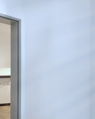 lichter flur im hellen und schlichten praxis ambiente mit akten tischchen