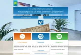 Webseite mit einem Bild von einem Wartebereich mit einer Holzbank und Pflanzen. Darunter sind drei farbige Informationsfelder in Orange, Blau und Grün mit Text.