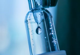 Nahaufnahme eines Infusionsbeutels mit Tropfen.