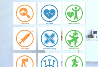Neun quadratische Symbole in drei Reihen, jeweils mit medizinischen Themen: Herz, Spritze, Kreuz, Person mit Herz, und andere. Symbole sind in Orange, Blau und Grün gehalten.