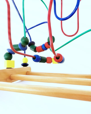 in keiner arztpraxis darf dieser klassiker eines holzspielzeugs für kinder fehlen